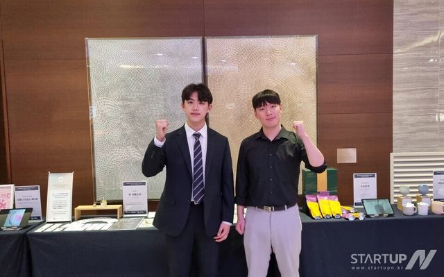 보이지벤처스 김누리 이사(왼쪽)와 넛지 민정근 대표(오른쪽)가 ‘로컬 브랜드 데이터 쇼케이스’ 현장에서 기념 촬영을 하고 있다. 장소: 노보텔 엠버서더 수원