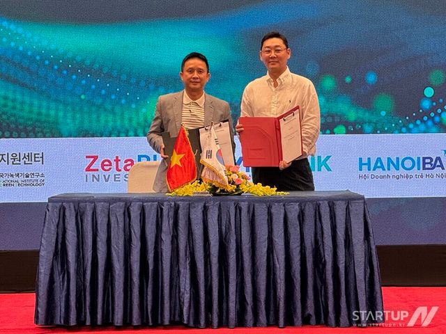 응우옌 호아이 남( Nguyễn Hoài Nam) 다록무역건설 대표(왼쪽)와 박양세 네오메이션 대표(오른쪽)가 기념촬영을 하고 있다. (사진=네오메이션 제공)