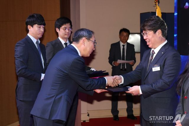 AI 혁신 선도 '엠아이큐브솔루션', 산업부 장관 표창 영예