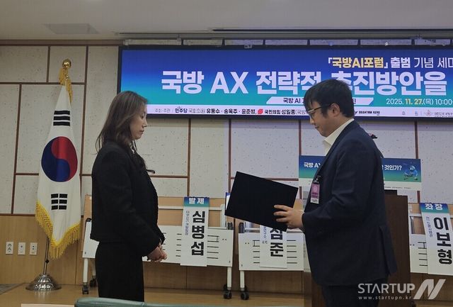 퀀텀에어로 전동근 이사회 의장이 순직 조종사 유가족에게 장학금을 전달 하고 있다(사진=퀀텀에어로 제공)