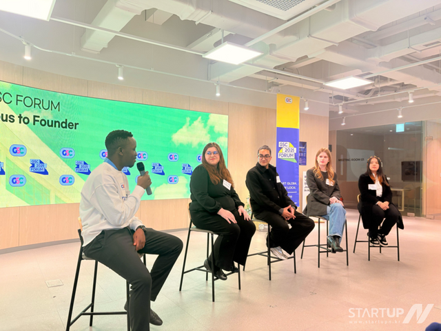 글로벌스타트업센터가 주관한 ‘GSC FORUM 2025’에서 Assist-me 앱서비스를 개발한 베냉 국적의 카시미르(29)가 외국인을 위한 취창업 컨설팅, 코칭서비스에 대해 설명하고 있다