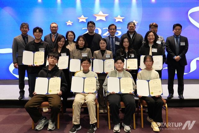 첫째 줄 왼쪽부터 남곡초등학교 권서율, 김지우, 오승환, 최서연 학생둘째 줄 왼쪽부터 조하나 교사, 황지영 교사, 정은아 강사, 오은선 강사, 이현주 강사, 하미라 강사, 셋째 줄 왼쪽부터 경기교원총연합회 이상호 회장, 게임물관리위원회 서태건 위원장, 게임문화교육원 김현경 원장, 문화체육관광부 강규식 사무관, (재)게임문화재단 유병한 이사장, 콘진원 김남걸 본부장, (사)컴퓨팅교사협회 강성현 대표이사, 한국창의정보문화학회 이재호 회장