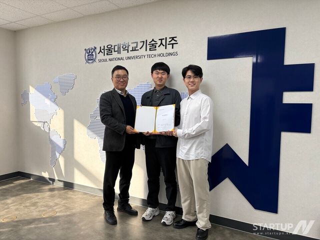 좌측부터 서울대학교기술지주 목승환 대표, 레비오사에이아이 주하람 대표, 주하담 공동창업자 (사진=서울대기술지주)