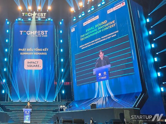 12월 12일 열린 TECHFEST VIETNAM 2025의 데모데이 행사에서 임팩트스퀘어 도현명 대표가 마무리 인사를 하고 있다.
