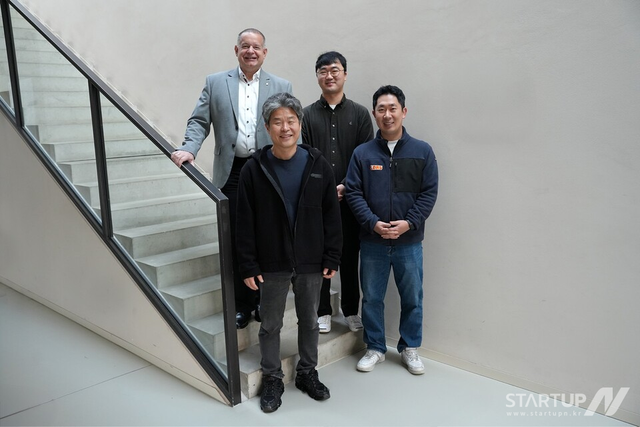 (뒤쪽 좌부터) 프라운호퍼 IDMT 소장 요아힘 뵈스(Joachim Bös) 교수, Jiwon Seo 연구원 (앞쪽 좌부터) (주)로아스 연구소장 홍석진 이사, 박재승 책임연구원이 프라운호퍼 IDMT 방문 기념 촬영을 하고 있다.