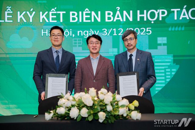 왼쪽부터, 함진기 글래스돔 대표, 안광현 스마트제조혁신추진단(KOSMO) 단장, 응우옌 꾸옥 동 FPT그룹 CDO가 지난 3일 베트남 하노이 인터컨티넨탈 랜드마크72 호텔에서 탄소 데이터 기반 디지털 전환(DX) 사업 고도화를 위한 전략적 업무협약(MOU)을 체결하고 기념 촬영을 하고 있다. (사진 제공=글래스돔)