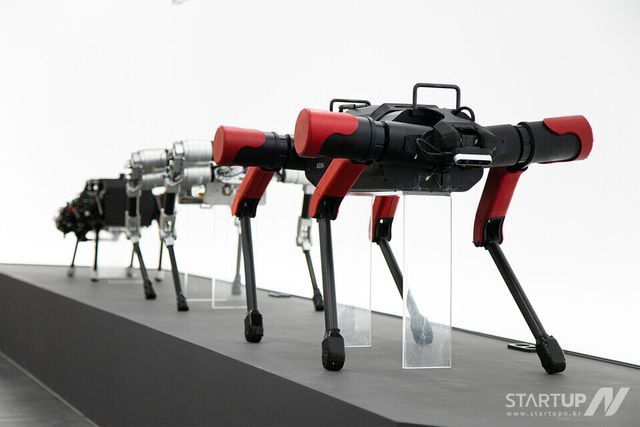 에이딘로보틱스가&nbsp;자체&nbsp;개발한&nbsp;사족보행&nbsp;로봇&nbsp;AIDIN&nbsp;시리즈&nbsp;