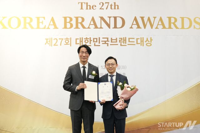 문성민(오른쪽) 위펀 사업추진본부 본부장이 23일 오후 ‘대한민국 브랜드 대상’ 시상식에 참여해 장관상을 수상하고 있다. 왼쪽은 임경섭 산업통상부 엔지니어링디자인과 팀장