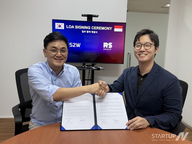 왼쪽부터 이승준 RS그룹 대표, 서현민 S2W 전략기획실장