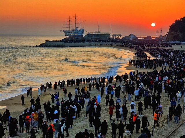 해넘이와 해돋이를 한 번에… 강릉 정동진, '세계 최대 모래시계' 25주년 퍼포먼스