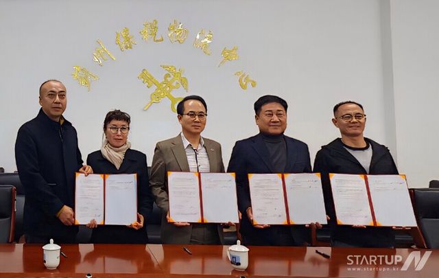 (좌측부터)소가젬 안정숙 이사, 텐진상창공업구투자유한회사 대표, 남대문시장상인회 문남엽 회장, 미로케이그룹 임영균 회장 (사진=남대문시장상인회)