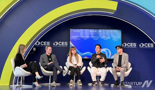 손재권 더밀크 대표(오른쪽 두번째)가 지난 CES2025 ‘센터 스테이지’에서 AI 산업 방향성에 대해 발언하고 있다.