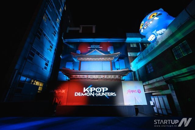 “케이팝 데몬 헌터스 팝업, 성수동 상륙”… 3개 층 몰입형 세계관·비스테이지 연동 커머스로 첫날부터 열기 고조