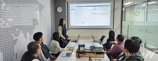 고객사 대상 AI 솔루션 '시냅 챗/보이스' 서비스 시연 현장 사진