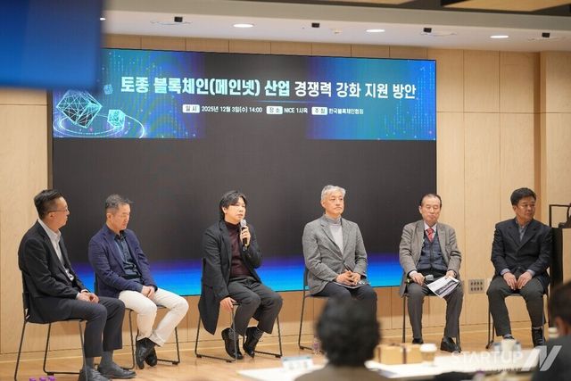 왼쪽부터 이상윤대표, 권혁일이사장, 이종혁교수, 윤석빈교수, 김기흥교수, 문영배박사, 김기홍교수