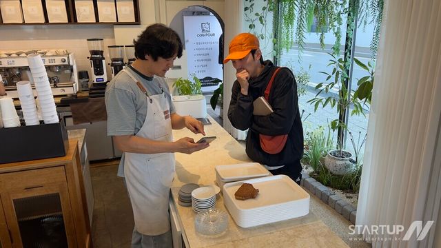 홍주빵 디자인을 위해 협의중인 청년디자이너와 카페사장