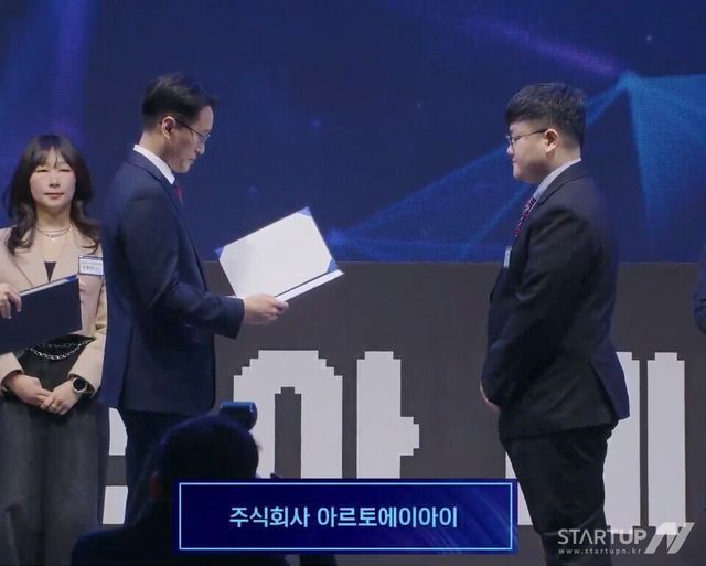 2025년도 산업통상부-삼성전자 기술나눔 행사에서 특허권 양도증을 수여받는 아르토에이아이 김정호 대표. (제공=아르토에이아이)