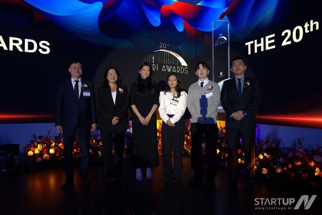 콘진원은 지난 12월 4일 미국 로스앤젤레스 코리아센터에서 ‘2025 다리 어워드 20주년 시상식’을 개최했다. (왼쪽부터 LA한국문화원 이해돈 원장, 랜딩인터네셔널 박사라 대표, 오른쪽부터 콘진원 LA 비즈니스센터 박병호 센터장, ‘더블랙레이블 USA’ CFO 최윤, 마케팅 디렉터 양샤나)