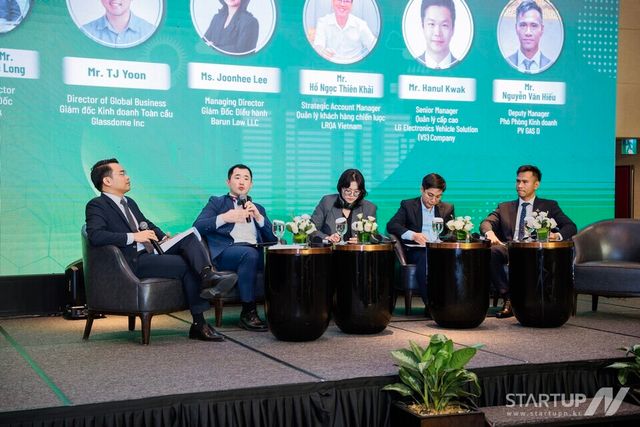 글래스돔은 지난 3일 베트남 하노이 인터컨티넨탈 랜드마크72 호텔에서 베트남 제조기업 및 정부기관 관계자를 대상으로 ‘탄소배출 보고: 규제 준수를 넘어 경쟁 우위로’ 세미나를 개최했다. (왼쪽부터)응우옌 탄 롱 하우스링크 대표, 윤태진 글래스돔 유럽법인장, 이준희 법무법인 바른 기업전략연구소장, 호 응옥 티엔 카이 LRQA 베트남 고객관리 매니저, 응우옌 반 히우 PV GAS D 본부장이 패널 토론을 진행하고 있다. 이날 토론에는 곽한울 LG전자 VS사업본부 책임도 화상으로 참여했다. (사진 제공=글래스돔)