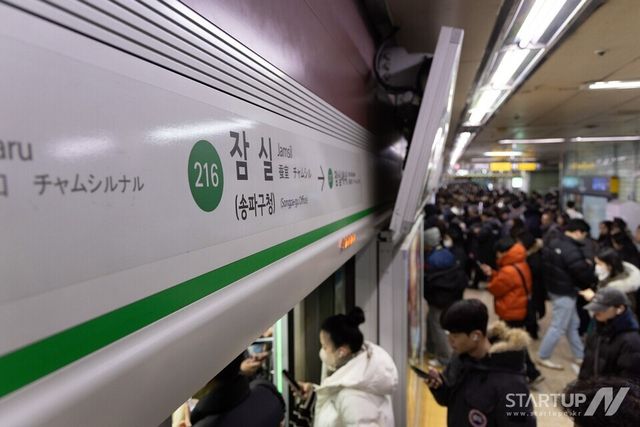 2024년 승하차 인원 1위를 기록한 2호선 잠실역 승강장