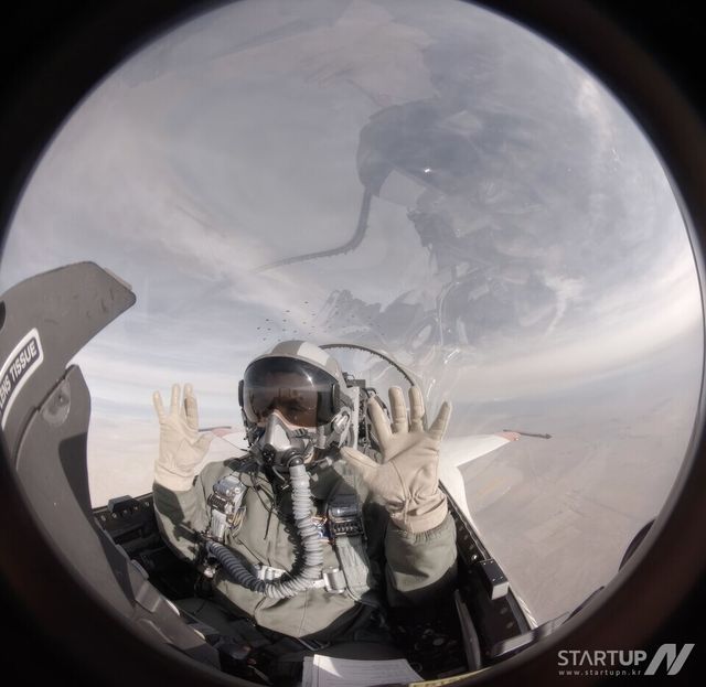 Shield AI의 Hivemind AI Pilot 기술이 적용된 전투기가 조종사의 아무런 개입이 없는 상태에서 움직이고 있다