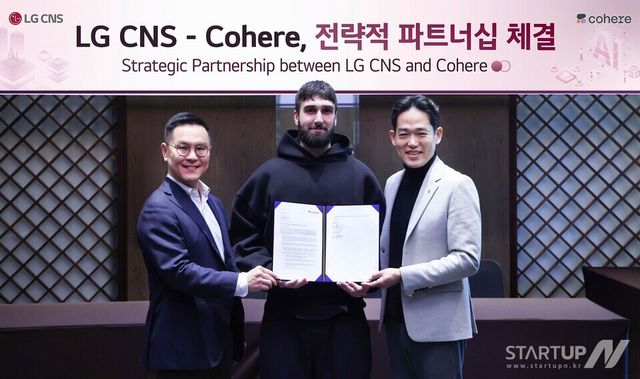 왼쪽부터 LG CNS 엔트루 컨설팅장 민세훈 전무, 코히어 CEO 에이단 고메즈, LG CNS AI센터장 진요한 상무가 양사 전략적 파트너십 체결식에서 기념 촬영을 하고 있다