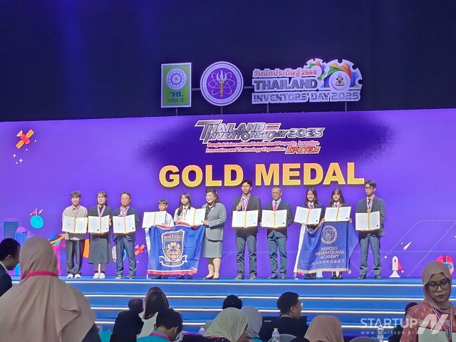 ㈜네이피 손정미 대표(왼쪽1번째) 가 태국 방콕에서 열린 국제발명대회에서 금상을 수상하고 기념촬영하고 있다. (제공=(주)네이피)