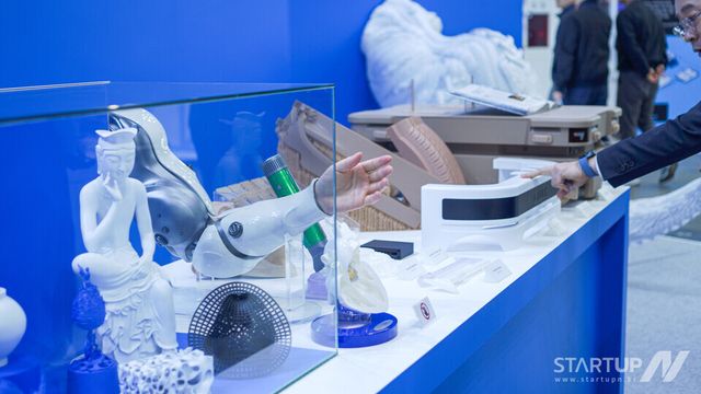 전시회 방문객들이 글룩의 최신 3D프린팅 기술을 직접 체험하는 모습.