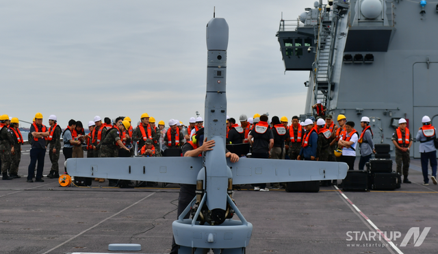해군 독도함에서 전투실험을 진행하고 있는 ‘V-BAT’ 수직이착륙무인기