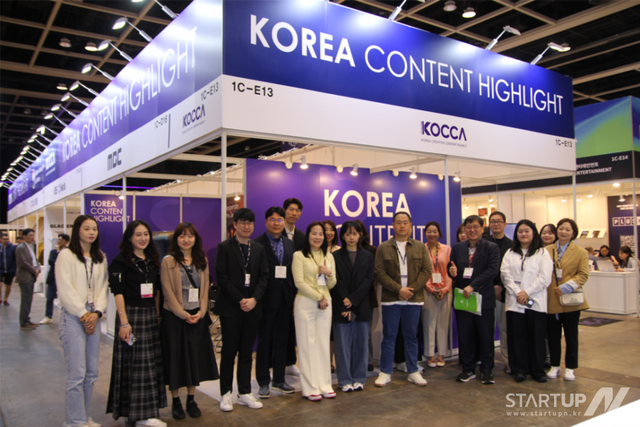 콘진원은 지난 17일부터 20일까지 나흘간 홍콩에서 열린 ‘필마트(FILMART) 2025’에서 한국공동관을 운영했다. (왼쪽부터 심천 비즈니스센터, OTT글로벌유통팀, 참가사(영앤콘텐츠, KBS미디어, SBS, MBC, 하이브, KT ENA, 대한미디어월드, 리안콘텐츠 등))