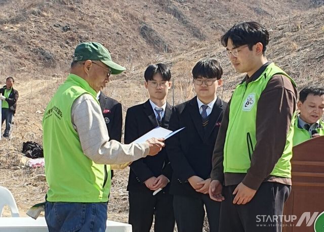 (왼쪽부터) 한국꿀벌생태환경보호협회 송인택 이사장, 보이지벤처스 최준호 대표