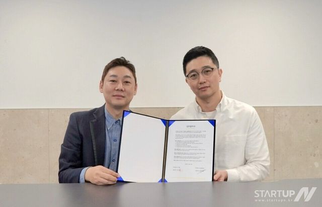 협약식에서 박양세 네오메이션 대표(왼쪽)와 권신구 21그램 대표(오른쪽)가 기념 사진을 찍고 있다.