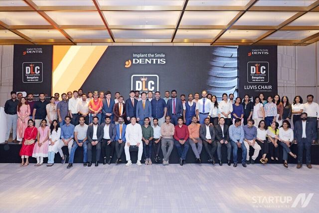 심기봉 대표이사(무대 중앙)가 인도법인 주최 DENTIS LAUNCH CONFERENCE 개최를 기념하여 주요 연사 및 현지 직원들과 함께 기념촬영을 하고 있다.