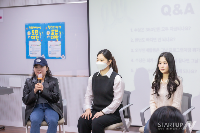 왼쪽부터 김성은, 이우진, 김정희 또래 서포터즈가 청춘삘딩 ‘청년도전지원사업’ 장기 과정 오리엔테이션에서 참여자와 함께 청도지 Q&A 시간을 갖고 있다(제공=서울청년센터 금천 청춘삘딩)