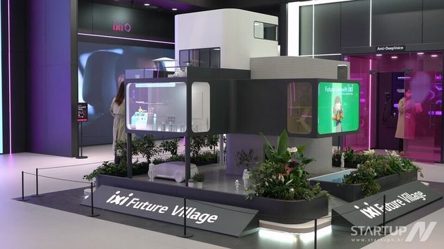 MWC 2025 LG유플러스 투명디스플레이 전시 모습(제공=에이프레임)