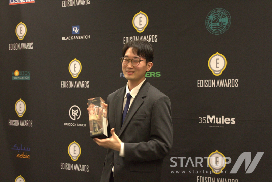 에디슨 어워즈 금상 트로피를 들고 있는 이규화 대표