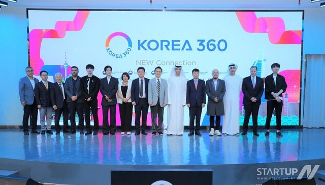 왼쪽부터 조신행 대한화장품산업연구원 원장, 박영일 아랍에미리트(UAE) 비즈니스센터 센터장, 이용희 주아랍에미리트한국문화원 원장, 하이삼 하자르(Hayssam Hajjar) 두바이페스티벌시티몰 Director, BX CIX, 첸 엑소(EXO), 파트마 엘자흐라 아부하탑(Fatma Elzahraa Abouhatab) Sheikh Omar Bin Zayed Al Nahyan Office CEO, 김현준 문화체육관광부 국장, 유현석 한국콘텐츠진흥원 원장직무대행, 타니 빈 아흐마드 알제유디(H.E Dr. Thani Bin Ahmed al Zeyoudi) 아랍에미리트 외교통상부 특임장관, 이범찬 주두바이대한민국총영사관 총영사, 이상봉 패션 디자이너, 모하메드 페라스(Mohammed Feras) Dubai Festival and Retail Establishment(DFRE) AVP(Assistant Vice President), 나만 아탈라(Namaan Atallah) Al-Futtaim Group Real Estate(AFGRE) President, 조광진 웹툰 작가