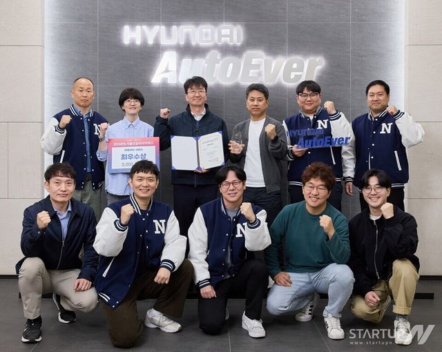 현대오토에버 내비게이션사업부 구성원들이 차세대 내비게이션의 서울모빌리티어워드 수상을 축하하고 있다