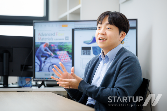 경희대 전용민 교수 연구팀, 신축 가능 OLED 직물에 통합해 착용 가능한 생체신호 장치 개발