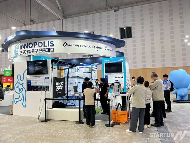 강소특구기업&nbsp;에스지랩&nbsp;부스에서&nbsp;지능형&nbsp;골프&nbsp;클럽&nbsp;지그립을&nbsp;선보이고&nbsp;있다.