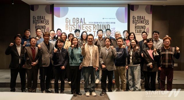 2024 글로벌 비즈니스 라운드 테이블 해외 비즈니스센터장 단체사진. 한국콘텐츠진흥원은 해외 비즈니스센터와 콘텐츠기업 간 1:1 해외진출 컨설팅을 지원하는 ‘글로벌 비즈니스 라운드 테이블’ 개최를 통해 콘텐츠 업계와의 소통과 밀착 지원을 위해 노력 중이다.