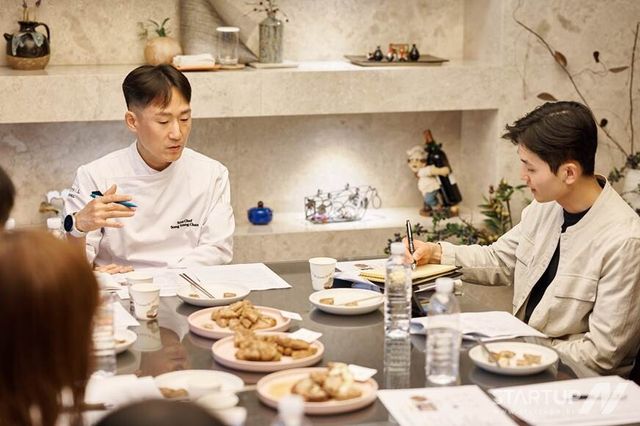 지난 10일, 워커힐 호텔앤리조트 R&D센터서 진행된 SK프로보노 레시피 개선 자문 현장에서 (왼쪽부터) 워커힐 조리팀 셰프와 사회적기업 대표가 함께 자문을 진행하고 있다. (사진 제공: 행복나래)