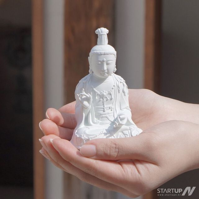 금동관음보살좌상을 3D프린팅으로 디지털 복원한 미니어처 시제품. 실물 원형을 기반으로 다양한 크기와 컬러로 제작되며, 펀딩 리워드로 제공된다.