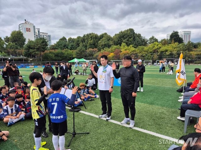 풋살 대회에서 오언석 도봉구청장이 참석하여&nbsp; 선수대표와 학부모와 함께 선서를 하고 있는 모습