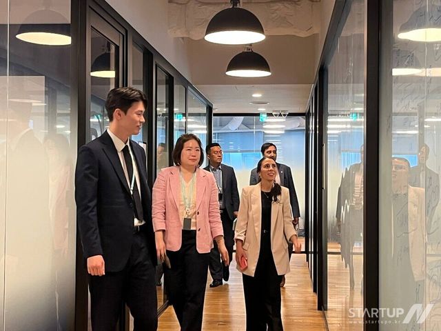 칠레대사관 관계자들이 서울핀테크랩에 방문하여 서울핀테크 사무실을 돌아보고있다.