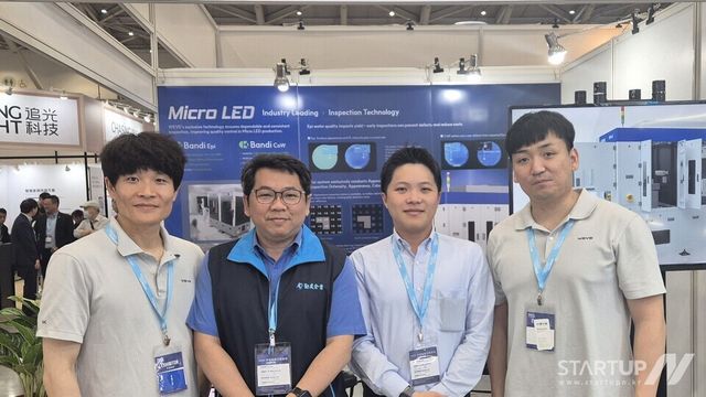 2025 터치 타이완 위브 부스에서 기념 촬영하는 위브 주성빈 대표(왼쪽)와 직원들