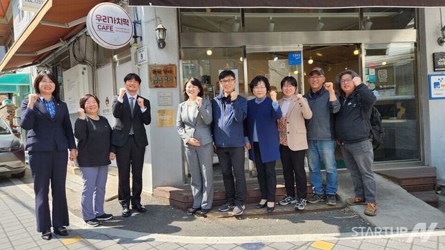 굿뉴스에너지가 의정부의 ‘우리가치떡’에 태양광 발전 설비를 기증했다. 왼쪽부터 강선영 의정부시의원, 최혜영 우리동네협동조합 이사장, 송민영 굿뉴스에너지 이사, 박지혜 국회의원, 목영대 우리가치떡 대표, 최정희 의정부시의원, 정영희 의정부자연에너지협동조합 상임이사, 김태승 의정부자연에너지협동조합 운영위원, 김성길 의정부자연에너지협동조합 이사