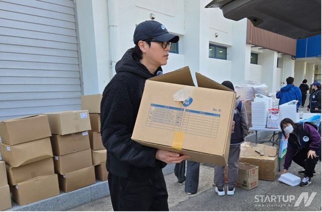 산불피해 반려동물 보호활동에 나선 나응식 수의사가 핏펫이 지원한 사료를 옮기고 있다.