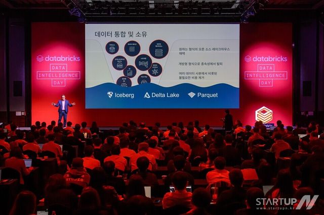 닉 에어스(Nick Eayrs) 데이터브릭스 아태지역 필드 엔지니어링 담당 부사장이 기조연설을 진행하고 있다