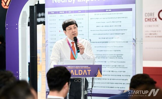 2025 대한레이저피부모발학회에서 칼레심 임상 결과를 발표중인 김지석 원장. (제공= 칼레심)